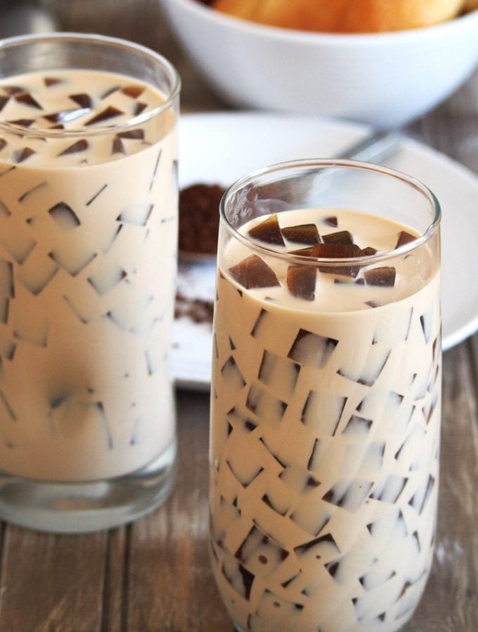咖啡果冻是一种美味的咖啡甜点，由咖啡味的果冻立方体制成，浓稠且令人愉悦的咖啡奶油。