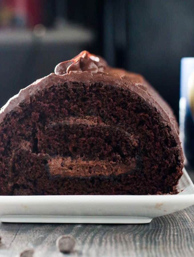 关闭巧克力卷蛋糕。