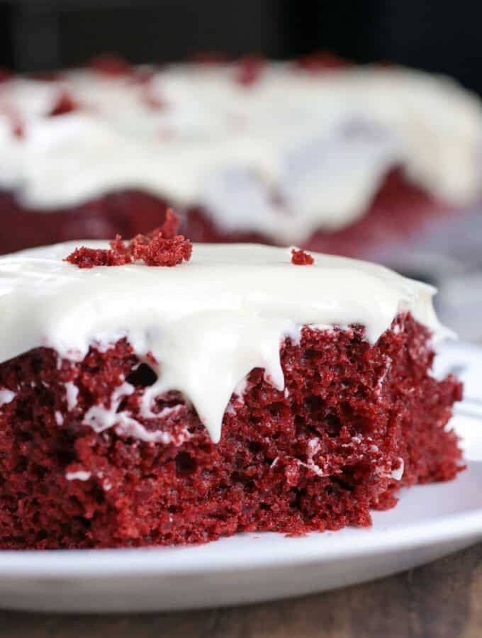 红色天鹅绒薄板蛋糕切片的特写镜头。